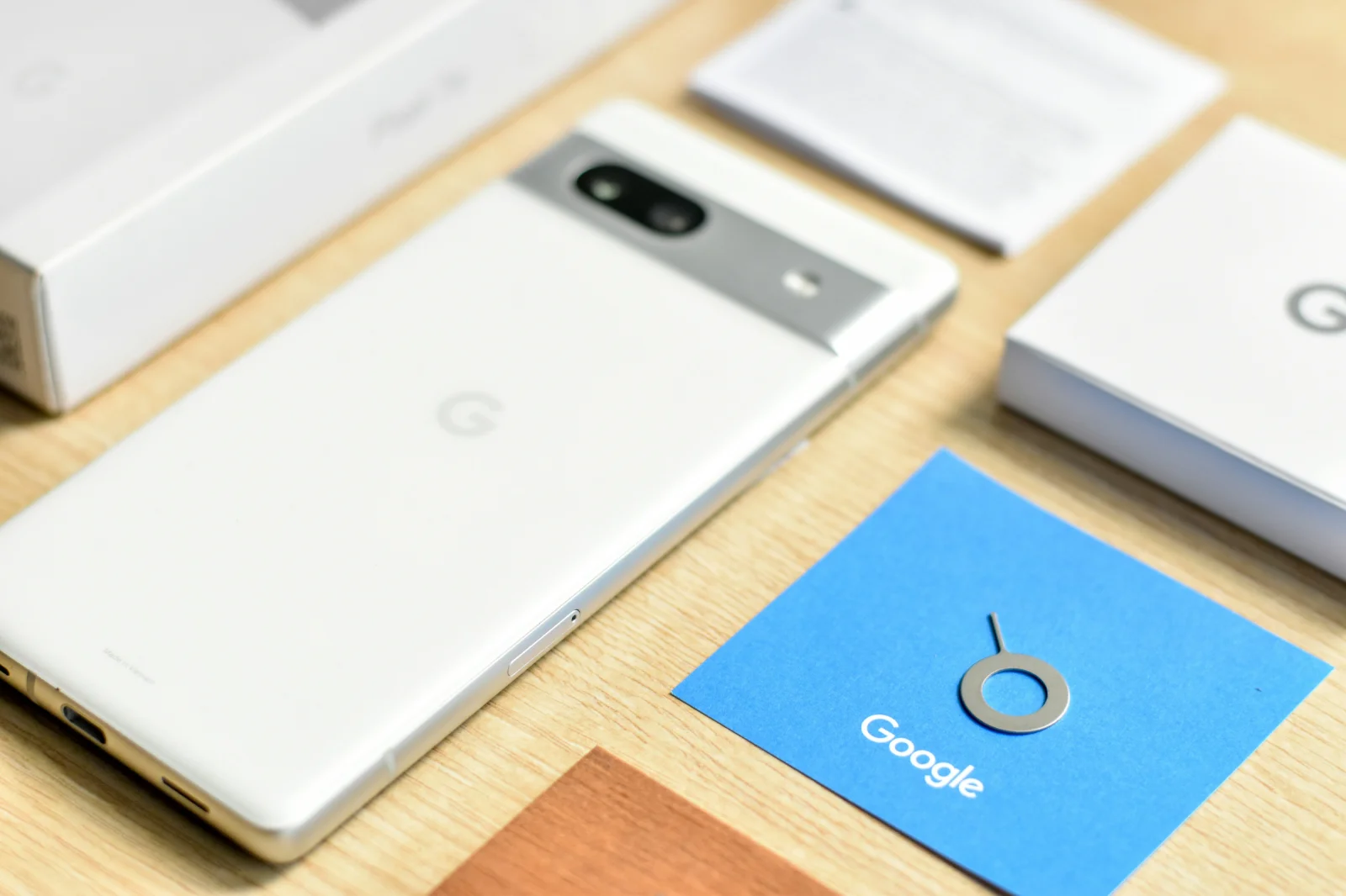 Google Pixel 7a blanc vu de trois quarts, avec son port USB-C visible
